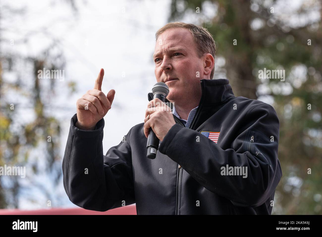 Thornwood, Stati Uniti. 31st Ott 2022. Il candidato repubblicano per il governatore di New York Lee Zeldin parla alla fermata della campagna presso l'American Legion Post di Thornwood, New York, il 31 ottobre 2022. (Foto di Lev Radin/Sipa USA) Credit: Sipa USA/Alamy Live News Foto Stock