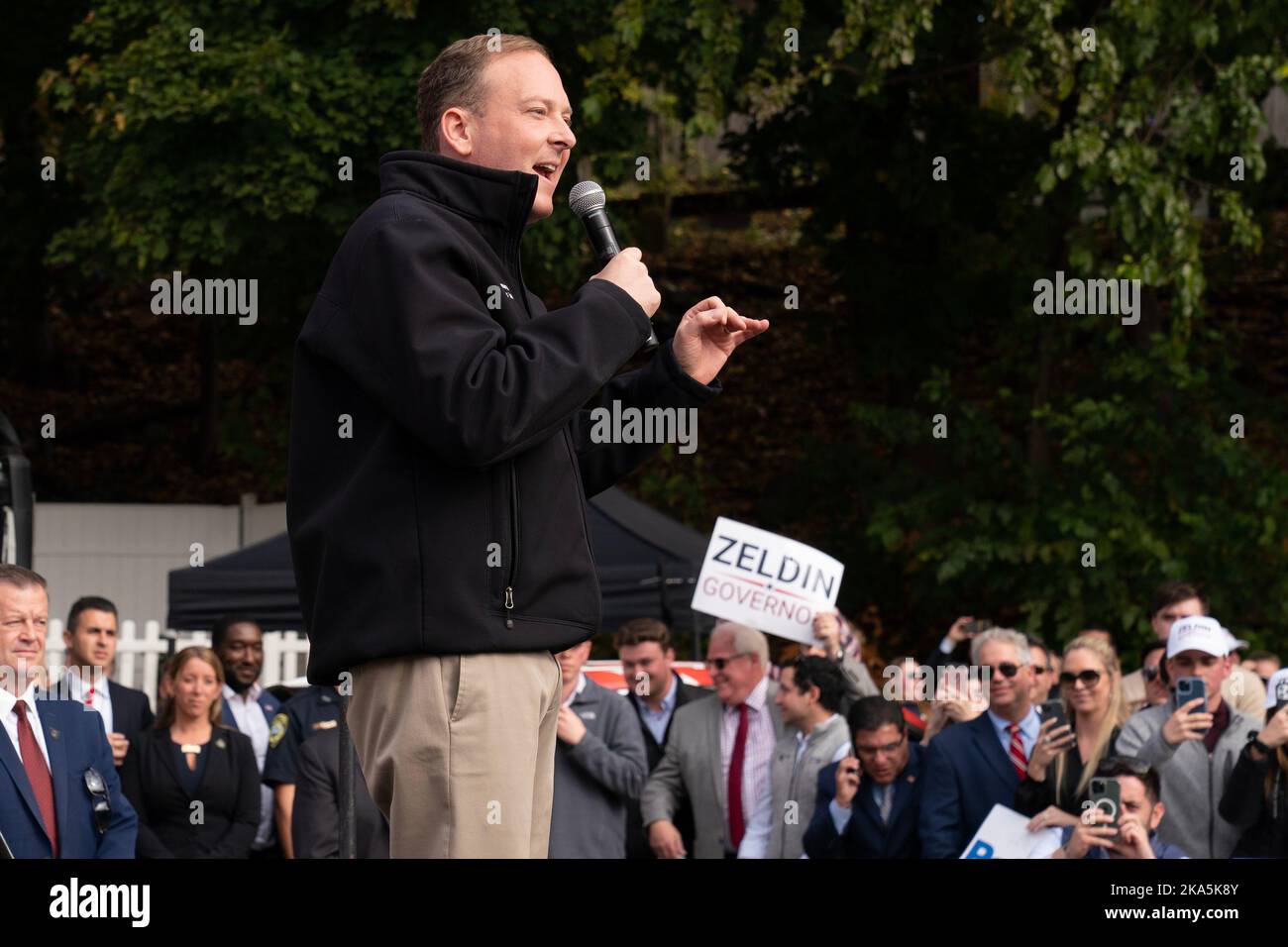 Thornwood, Stati Uniti. 31st Ott 2022. Il candidato repubblicano per il governatore di New York Lee Zeldin parla alla fermata della campagna presso l'American Legion Post di Thornwood, New York, il 31 ottobre 2022. (Foto di Lev Radin/Sipa USA) Credit: Sipa USA/Alamy Live News Foto Stock