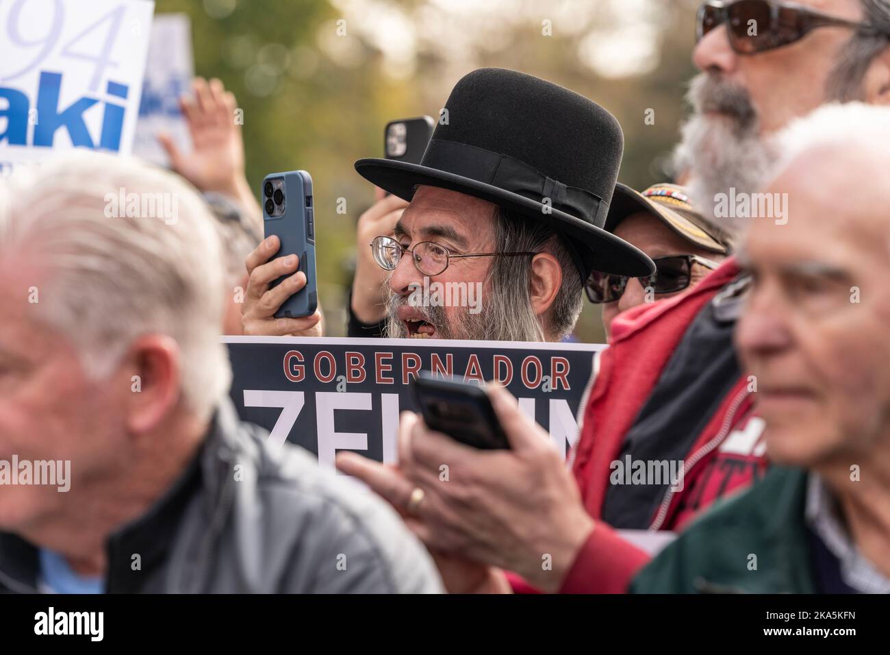La gente partecipa alla campagna di arresto per il candidato repubblicano per il governatore di New York Lee Zeldin all'American Legion Post a Thornwood Foto Stock