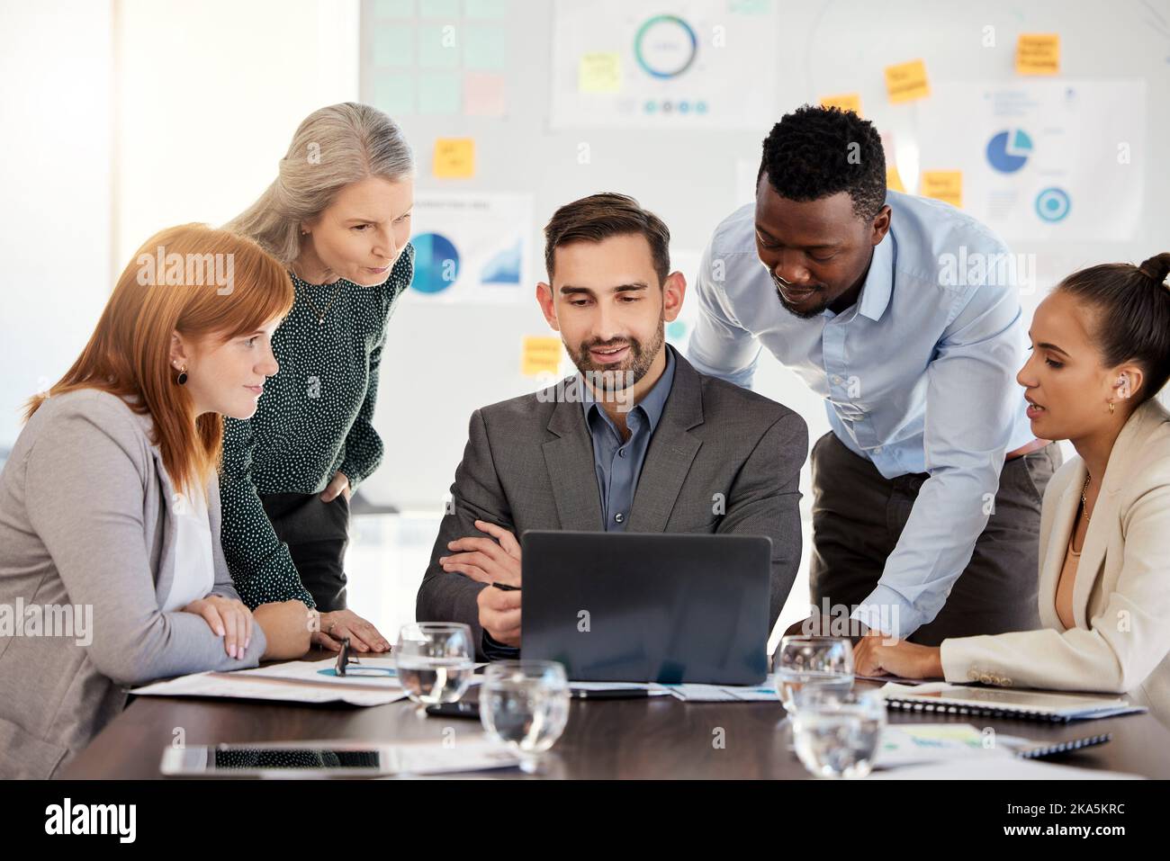 Diversity, laptop o consulente manager e dipendente per il lavoro di squadra, la pianificazione o la ricerca sui social media in ufficio di notte. SEO, networking o. Foto Stock