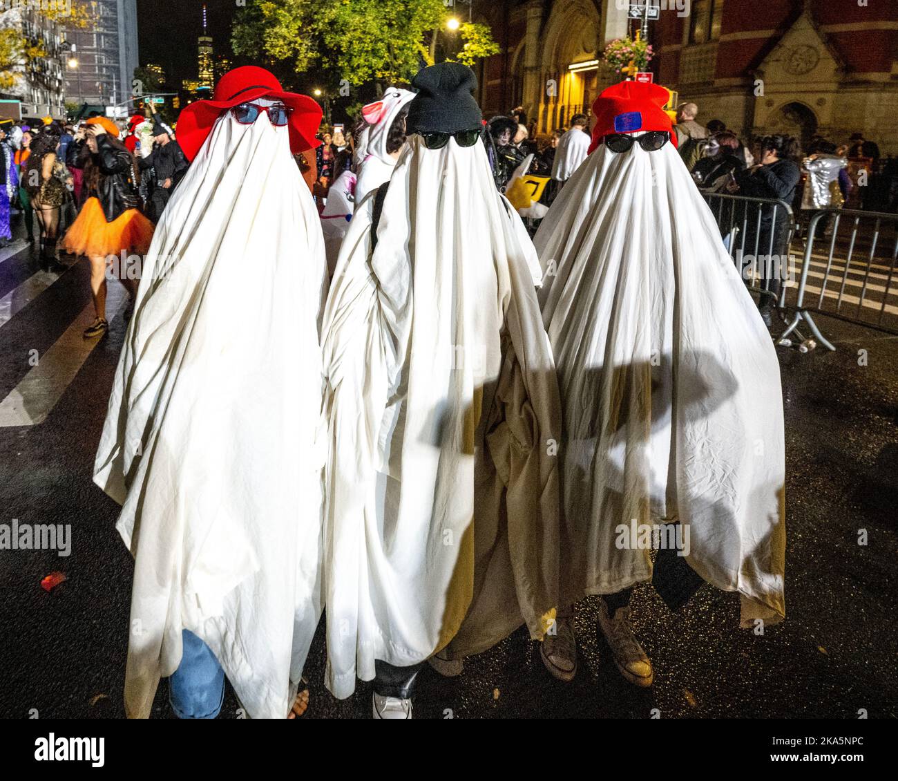 New York, Stati Uniti. 31st Ott 2022. Le persone indossano costumi mentre frequentano la Parata annuale di Halloween del 49th nel Greenwich Village di New York City. Credit: Enrique Shore/Alamy Live News Foto Stock