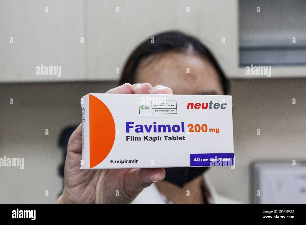 Bandung, Giava Occidentale, Indonesia. 31st Ott 2022. I farmacisti mostrano Favipiravir o Favimol medicinali per i pazienti con Covid-19 a Bandung. Il Ministero della Salute indonesiano (Kemenkes) ha riferito che a giovedì 27 ottobre 2022, il numero di casi confermati positivi di COVID-19 sottovariante XBB in Indonesia è attualmente di otto casi. (Credit Image: © Algi Libri Sugita/ZUMA Press Wire) Foto Stock