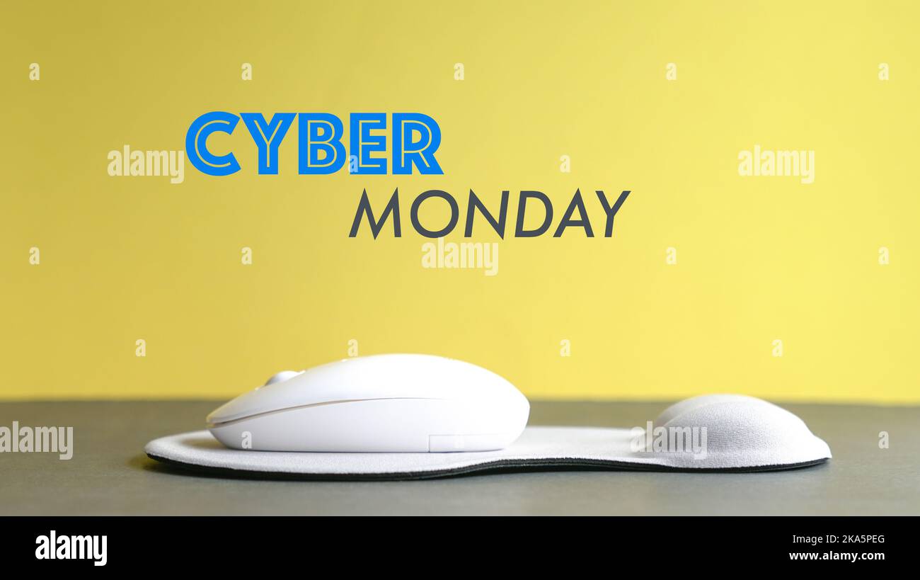 Messaggio Cyber Monday con mouse e tappetino. Foto Stock