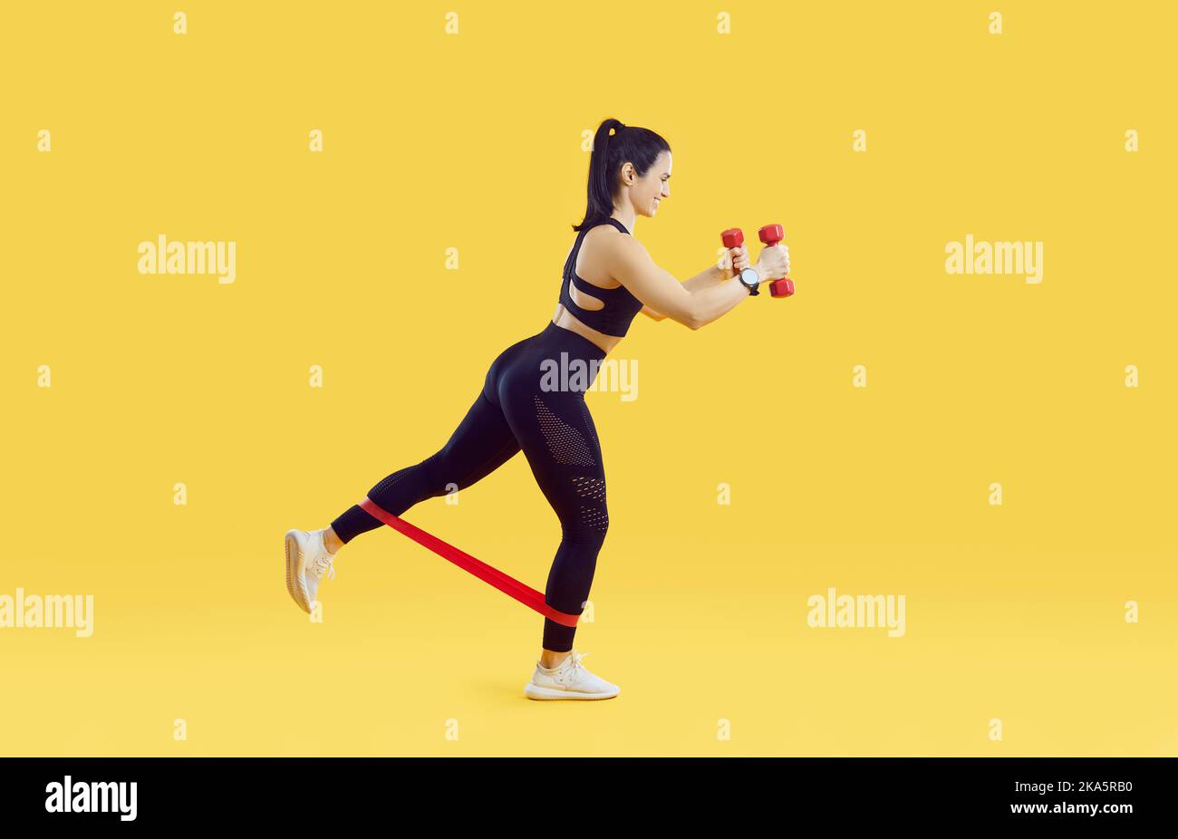 Sport-allenarsi con nastro elastico e manubri su fondo giallo brillante. Foto Stock
