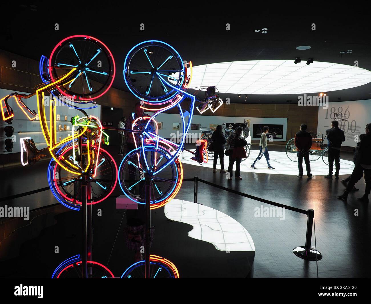 Stoccarda, Germania. 28th Ott 2022. Biciclette decorate con strisce LED luminose colorate esposte al Museo Mercedes-Benz. Credit: SOPA Images Limited/Alamy Live News Foto Stock