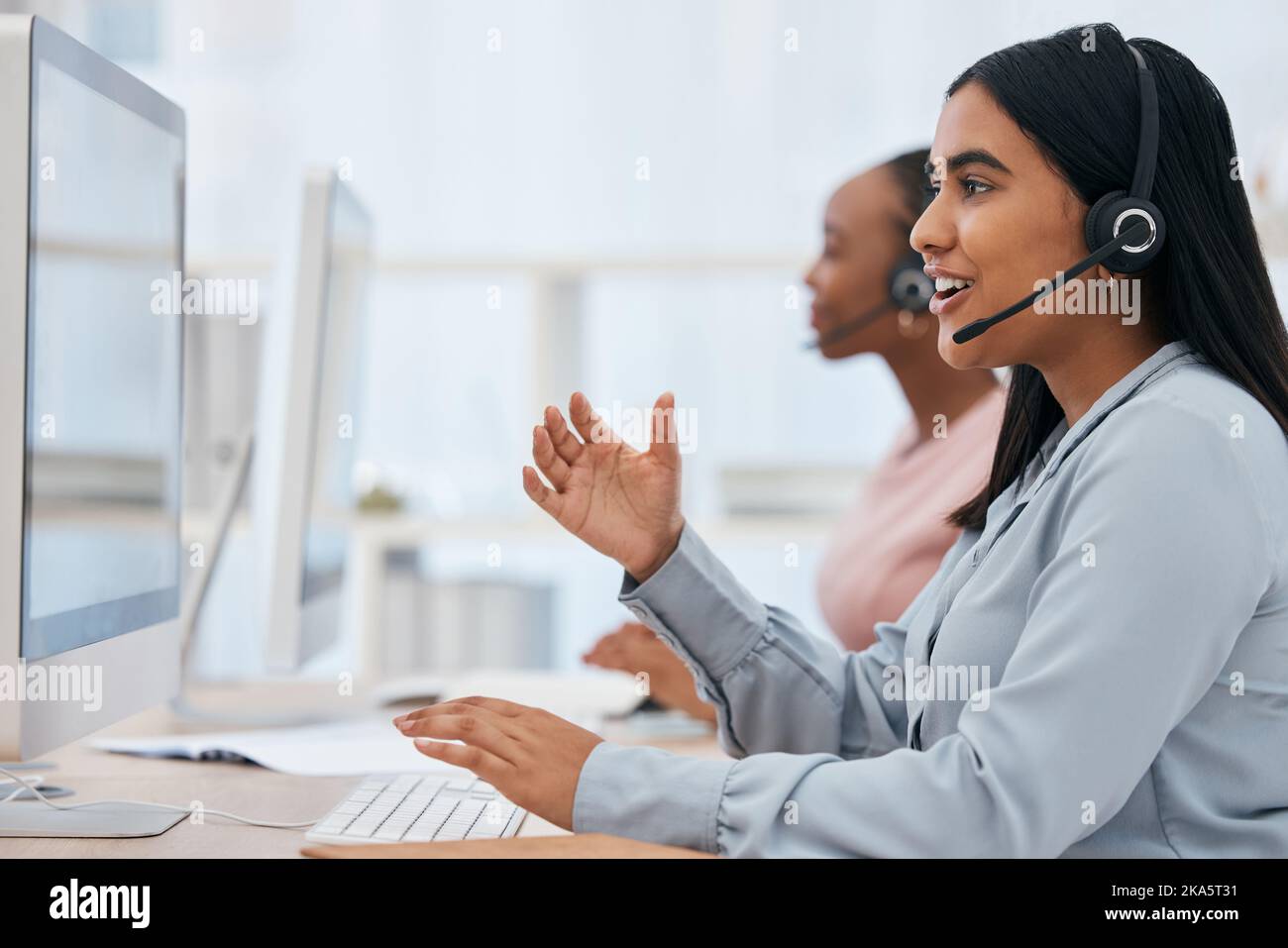 Call center, computer e donna che parlano alla scrivania in telemarketing, servizio clienti e ufficio CRM. Donna con cuffie che lavorano come vendite, cliente Foto Stock