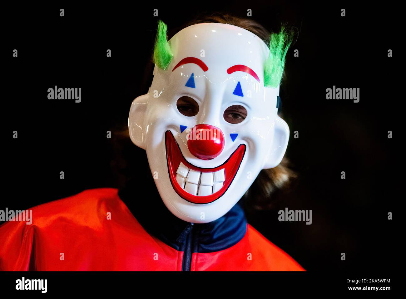 Man wearing clown mask immagini e fotografie stock ad alta risoluzione -  Alamy