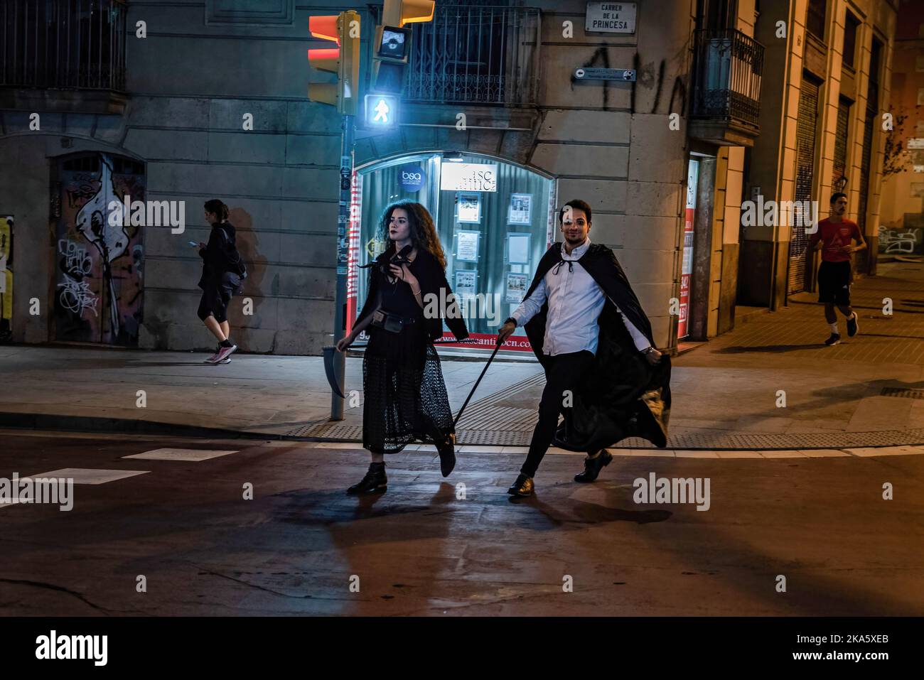 Barcellona, Spagna. 31st Ott 2022. Dracula e una passeggiata vampiro lungo Princesa Street durante la prima notte di Halloween senza una pandemia dopo 2 anni. (Foto di Ximena Borrazas/SOPA Images/Sipa USA) Credit: Sipa USA/Alamy Live News Foto Stock