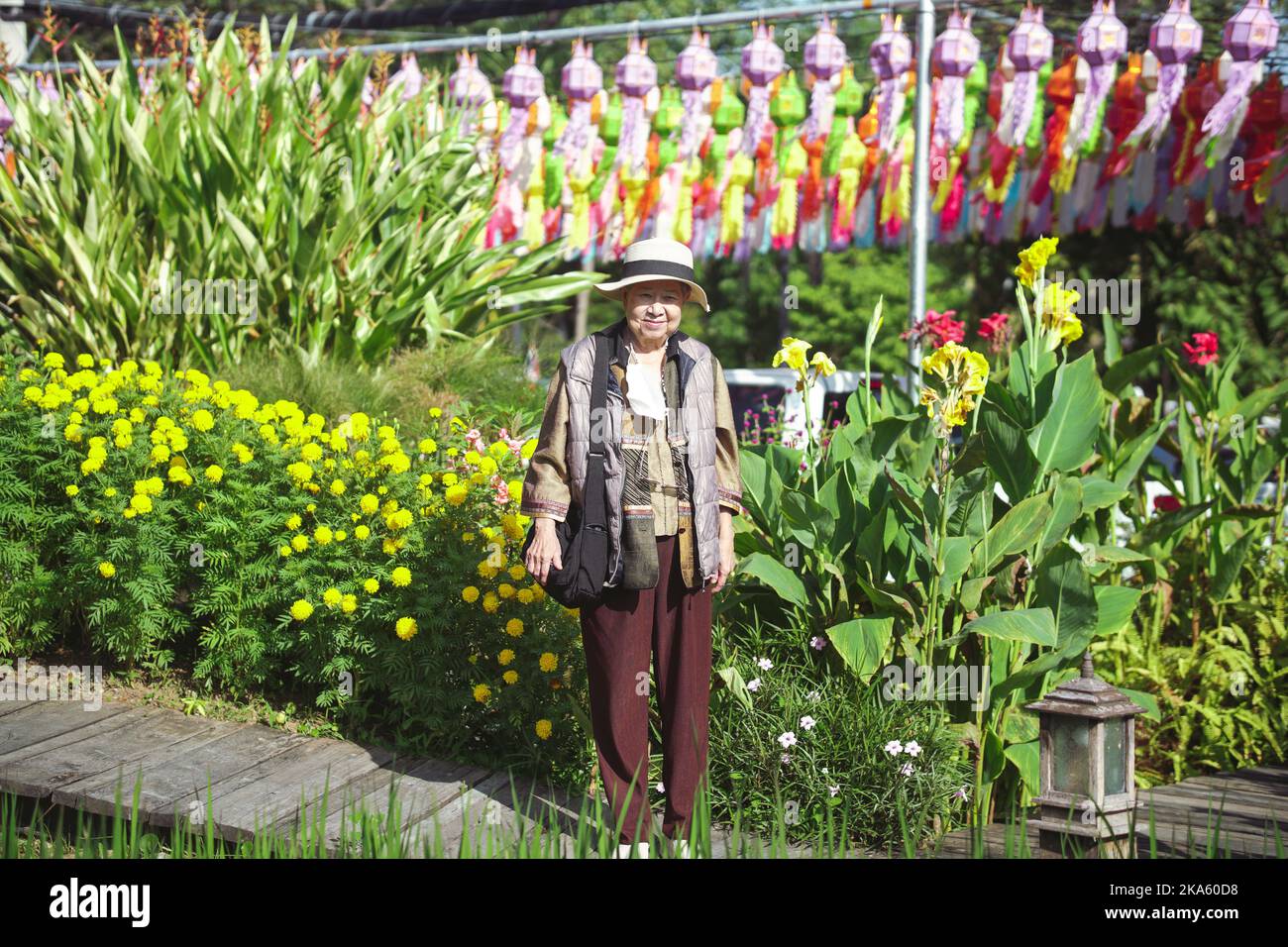 anziana anziana anziana donna anziana riposante rilassante camminando nel giardino fiorito Foto Stock