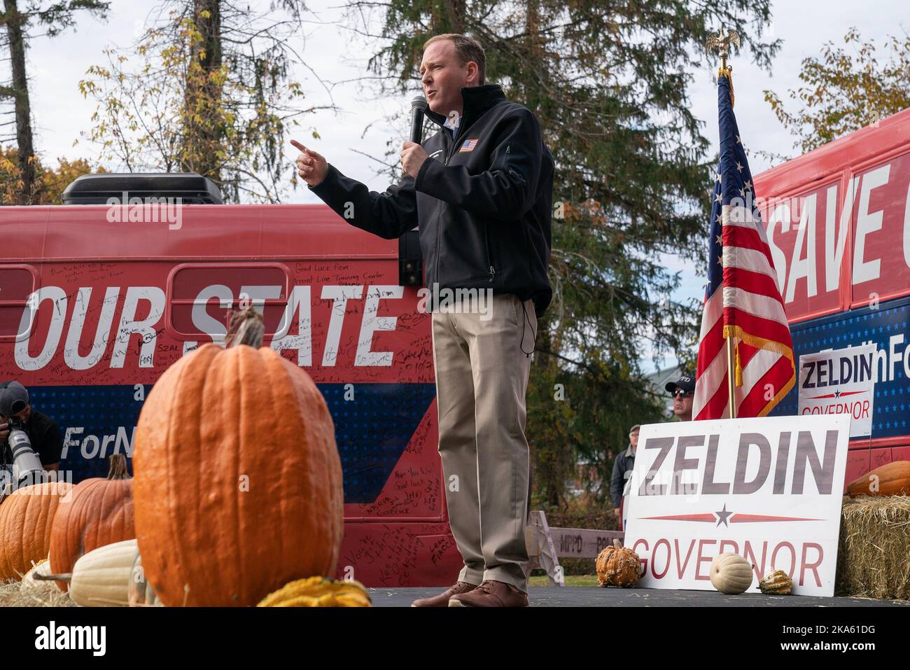 Thornwood, Stati Uniti. 31st Ott 2022. Candidato repubblicano per Governatore di New York Lee Zeldin parla alla fermata della campagna presso l'American Legion Post di Thornwood (Foto di Lev Radin/Pacific Press) Credit: Pacific Press Media Production Corp./Alamy Live News Foto Stock