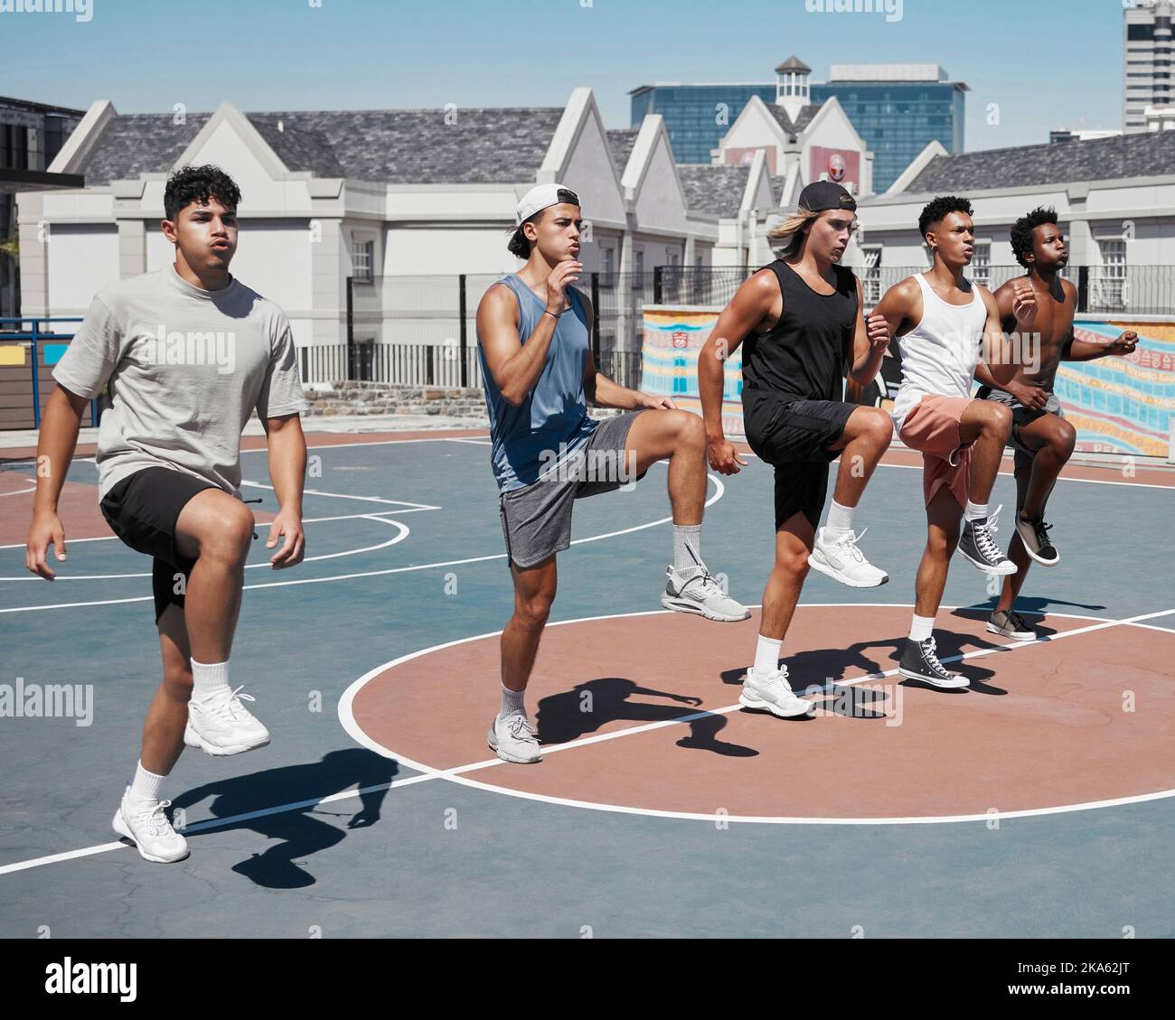 Pallacanestro, stretching e allenamento di squadra prima di fitness, esercizio fisico e prestazioni di velocità nel campo da basket. Allenamento, giocatori di basket e stretch Foto Stock