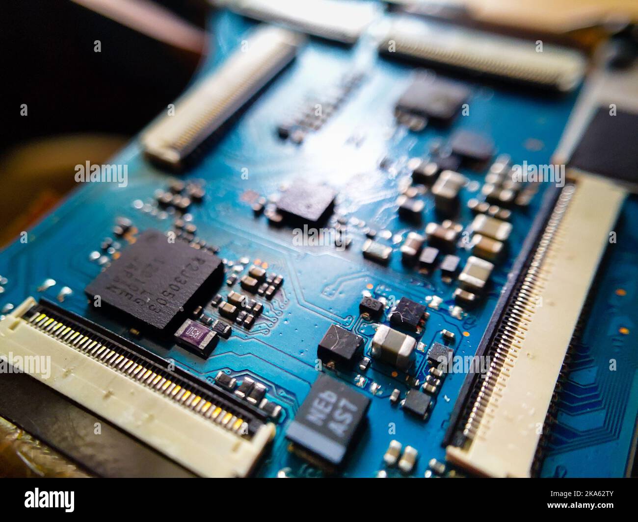 Febbraio 15th 2021 Dehradun India. Primo piano di un circuito stampato con diversi tipi di componenti elettronici. Messa a fuoco selettiva. Foto Stock