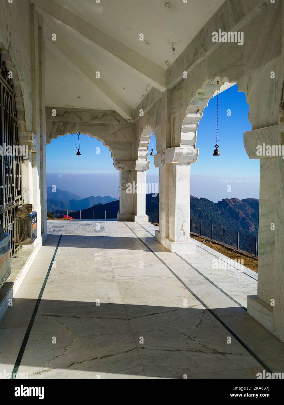 Vista della catena montuosa Shivalik dell'Himalaya dal cortile del Tempio di Bhadraj su una collina della regione di Mussoorie. Foto Stock