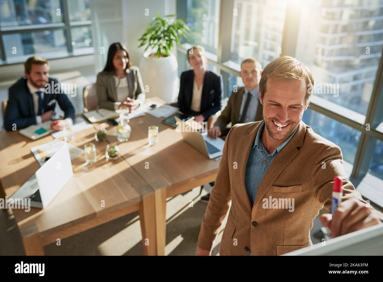 Punto di esecuzione HES su questo progetto. Immagine ad alta angolazione di un uomo d'affari che presenta una presentazione durante una riunione nella sala riunioni. Foto Stock