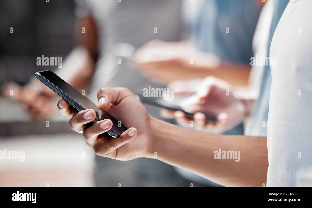 Mani di gruppo in linea su smartphone, social media o navigazione in Internet o navigazione online. Tecnologia, vista laterale e amici o persone su dispositivi, telefoni o. Foto Stock