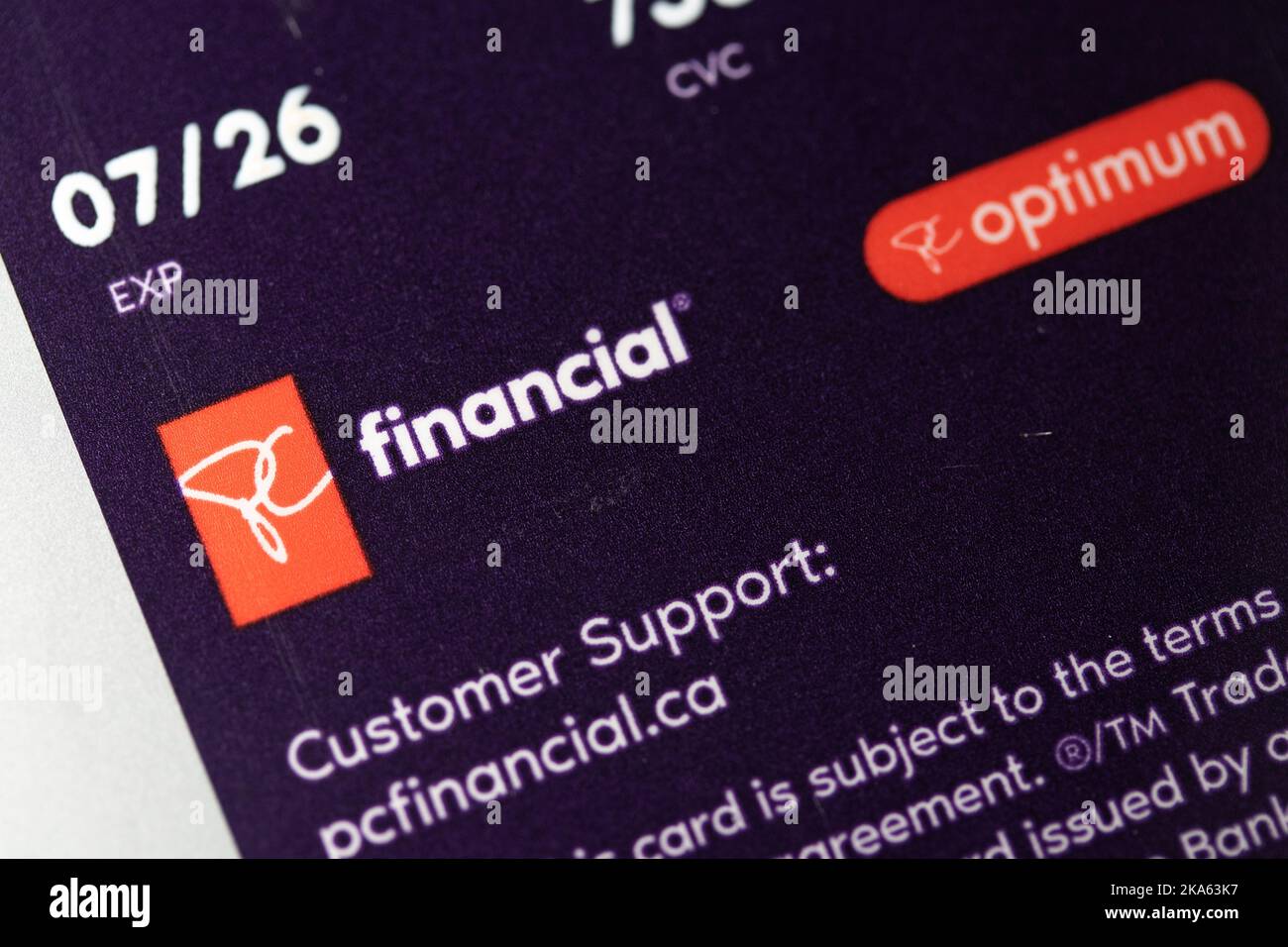 Il logo PC Financial sul retro di un conto PC Money Bank Mastercard è visibile su una scrivania. Foto Stock