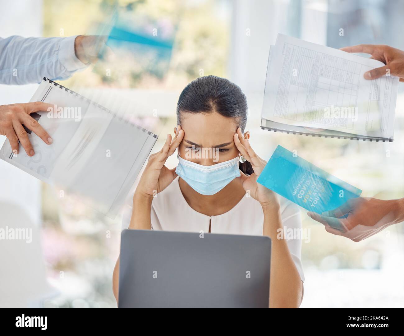 Donna in viaggio d'affari, notebook e sopraffatti di carico di lavoro, mal di testa o burnout che lavorano in ufficio. Dipendente femminile che cerca di concentrarsi sotto pressione per Foto Stock