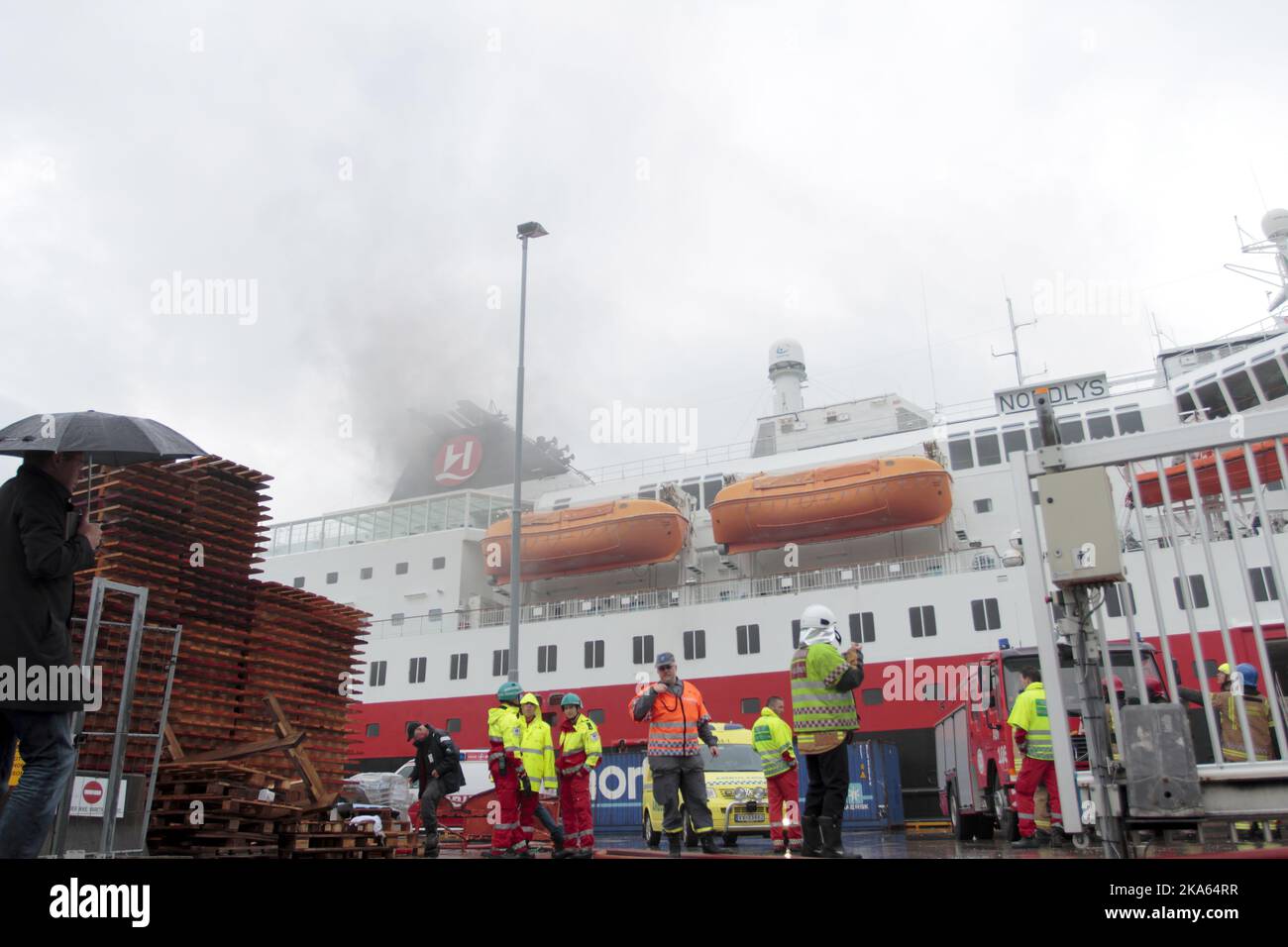Le squadre di soccorso e antincendio affrontano il fuoco a bordo della nave da crociera MS Nordlys, mostrata al molo di Alesund, Norvegia. Foto Stock