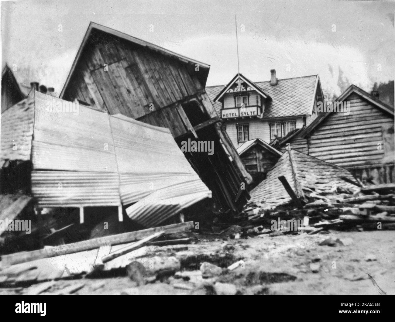 La notte del 7th aprile 1934 una frana di roccia cadde dal monte Langhamaren. La roccia sbarcò a Tafjorden che creò uno tsunami locale. Questo devastò l'insediamento sul mare a Tafjord, 30 case furono distrutte e completamente corrotte. Foto Stock