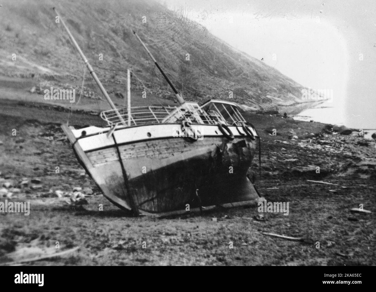 La notte del 7th aprile 1934 una frana di roccia cadde dal monte Langhamaren. La roccia sbarcò a Tafjorden che creò uno tsunami locale. Questo devastò l'insediamento sul mare a Tafjord, 30 case furono distrutte e completamente corrotte. Una nave viene mostrata bloccata a terra Foto Stock