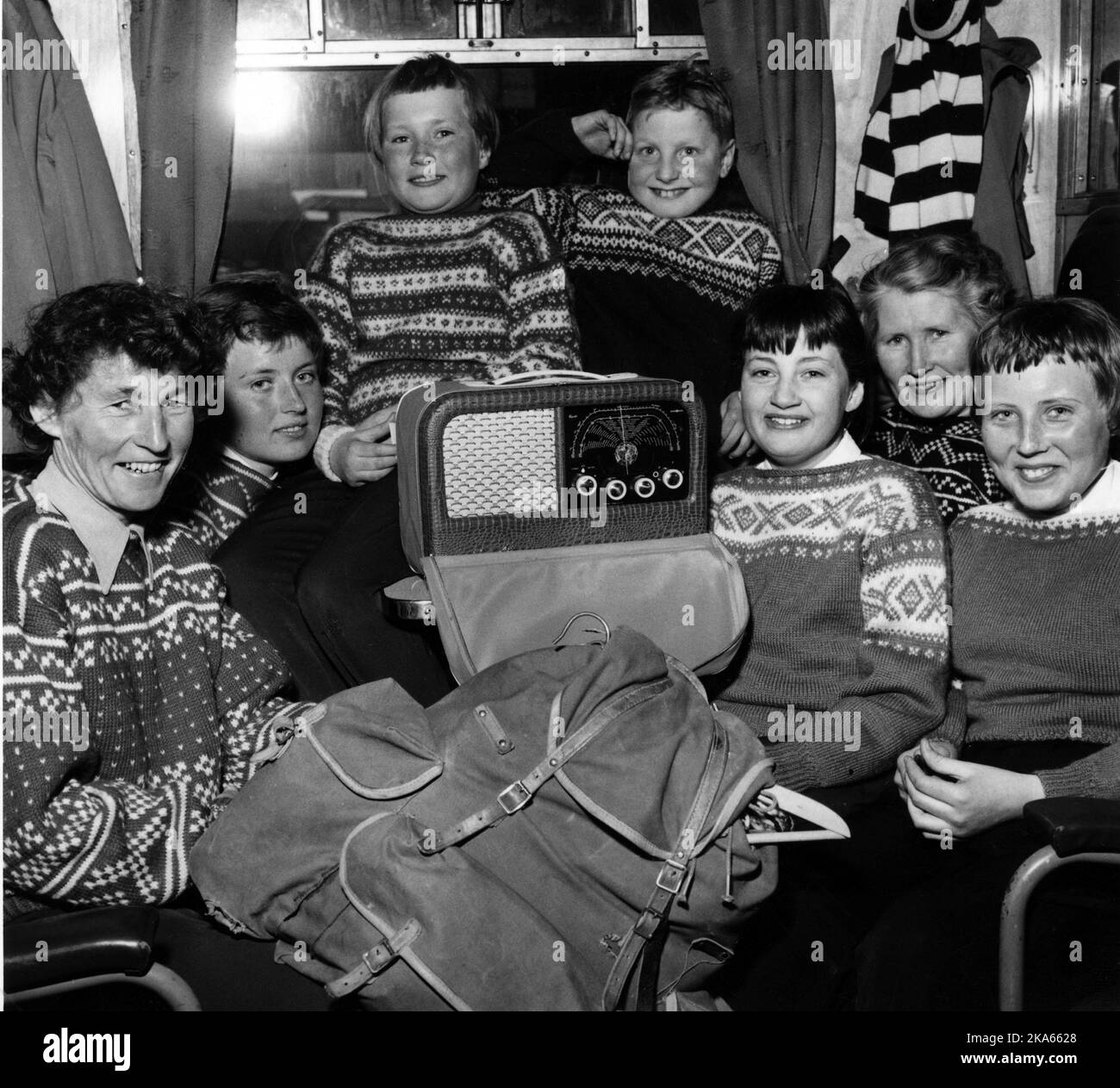 Zaini, radio portatile e splendidi maglioni a maglia a mano i giovani viaggiano accanto a uno scomparto ferroviario sulla strada per påskefjellet, Foto di Jan Nordby / NTB / SCANPIX Foto Stock