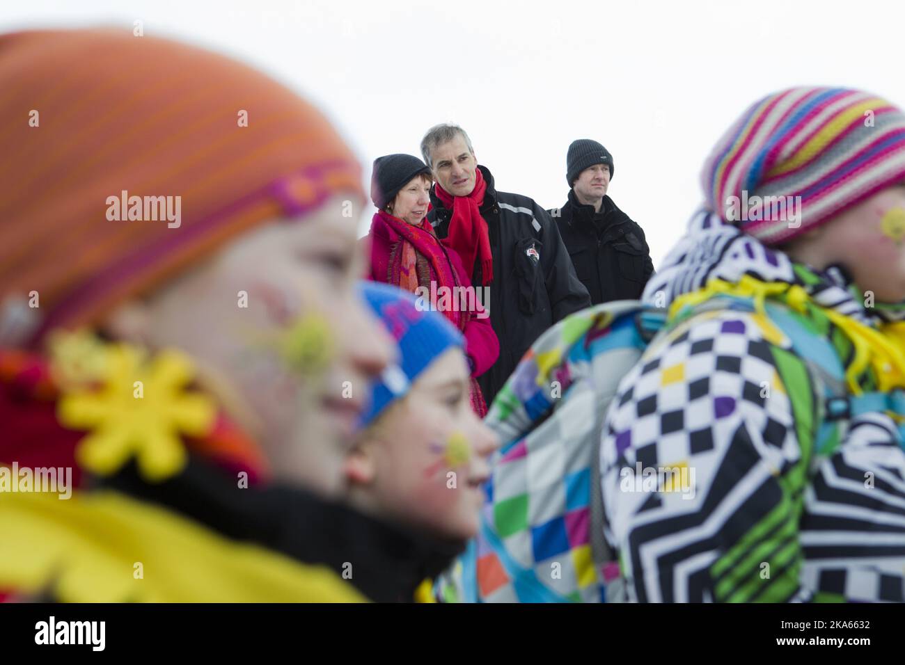 Svalbard 20120308. Il Ministro degli esteri norvegese Jonas Gahr Stoere e l'Alto rappresentante dell'Unione per gli affari esteri e la politica di sicurezza Catherine Ashton insieme ai bambini in costume durante la celebrazione della "Giornata del Sole" a Longyearbyen, Svalbard. Foto: Berit Roald / NTB scanpix Foto Stock