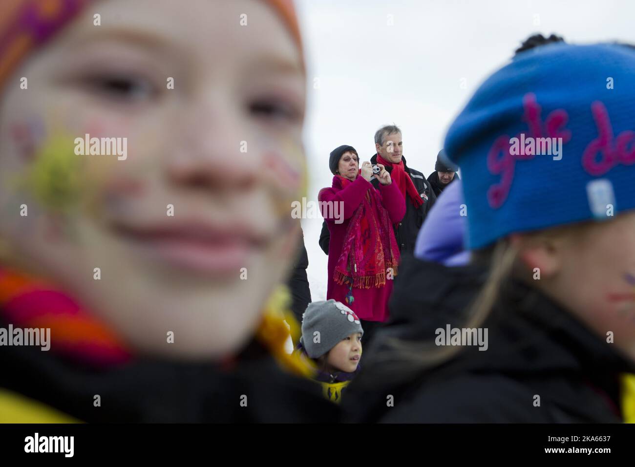 Svalbard 20120308. Il Ministro degli esteri norvegese Jonas Gahr Stoere e l'Alto rappresentante dell'Unione per gli affari esteri e la politica di sicurezza Catherine Ashton insieme ai bambini in costume durante la celebrazione della "Giornata del Sole" a Longyearbyen, Svalbard. Foto: Berit Roald / NTB scanpix Foto Stock