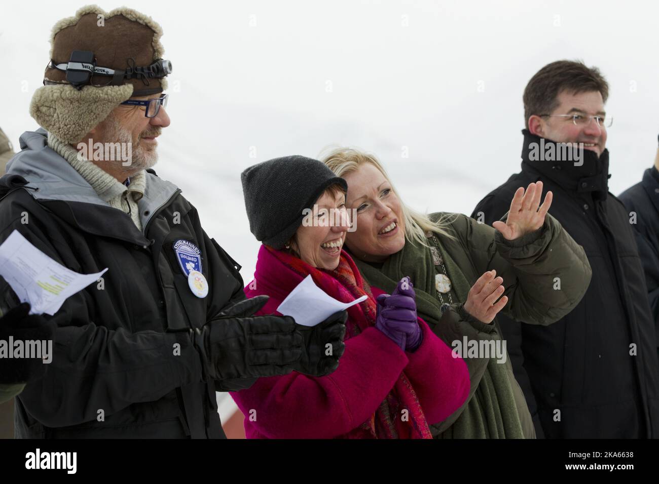 Svalbard 20120308. Da destra: Il leader locale Christin Kristoffersen, l'Alto rappresentante dell'Unione per gli affari esteri e la politica di sicurezza Catherine Ashton e il governatore di Svalbard Odd Olsen Ingeroe alla celebrazione del 'giorno del Sole' a Longyearbyen, Svalbard. Foto: Berit Roald / NTB scanpix Foto Stock