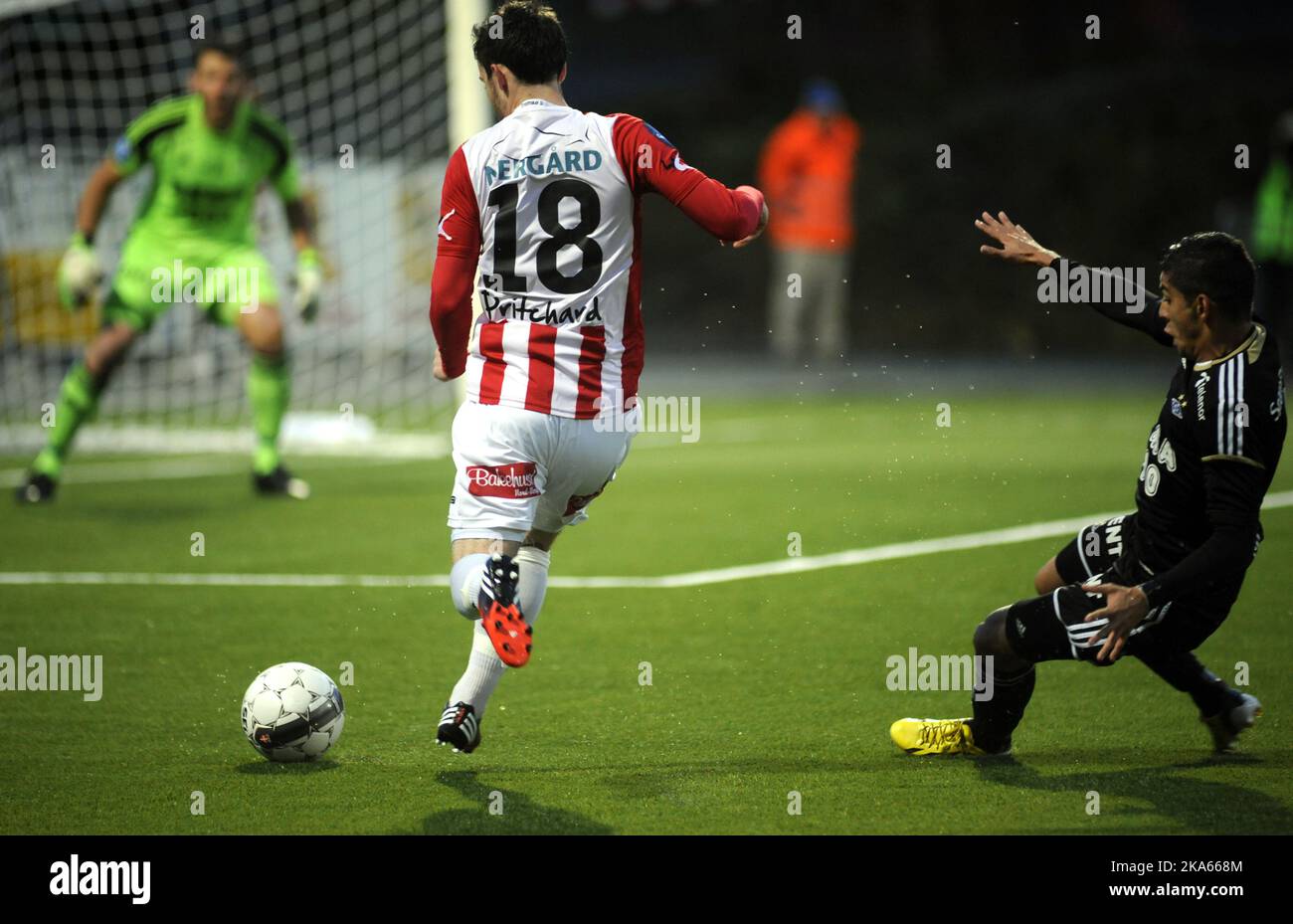 Calcio della Premier League, Josh Pritchard di Tromso il in duello con la partita di calcio della Rosenborg Cristian Gamboa League tra Troms il e Rosenborg BK PA Alfheim Stadium la domenica sera. La partita terminò tra il 1 e il 0. Foto: Rune Stoltz Bertinussen / NTB Scanpix Foto Stock