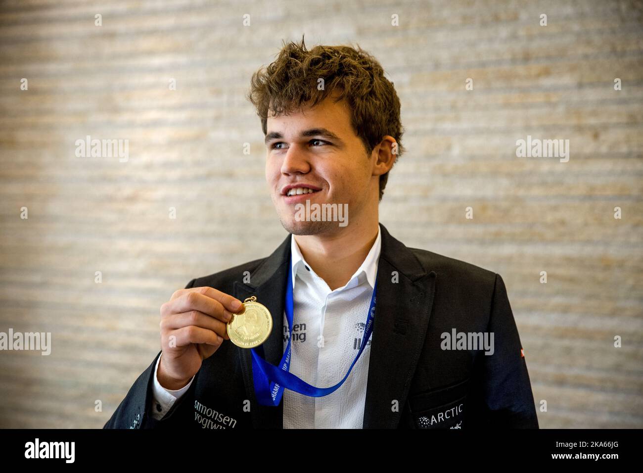 Magnus Carlsen si pone con la medaglia dopo la cerimonia di premiazione all'Hyatt Regency Hotel. Carlsen è il nuovo campione mondiale di scacchi dopo aver vinto il titolo di campionato a Chennai, India, venerdì 22 novembre 2013. Foto Stock