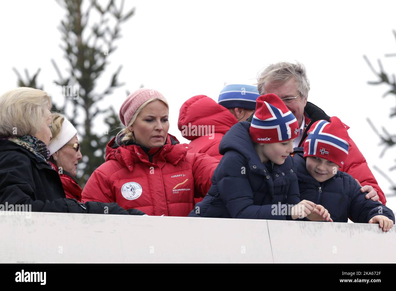 La famiglia reale norvegese visita Holmenkollen alla Coppa del mondo di sci, guardando il salto con gli sci. Da sinistra: Principessa Beatrix of Netherland, regina Sonja, principessa Crown mette Marit., principessa Ingrid Alexandra e principe Sverre Magnus. Dietro di loro c'è Fabian Stang, sindaco di Oslo. Foto Stock