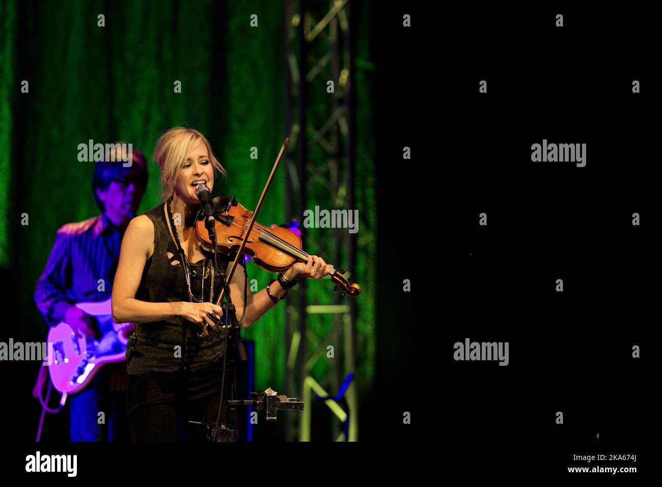 Emily Robison, Natalie Maines e Martie Maguire della country band americana Dixie Chicks suonano durante la loro apparizione all'Oslo Spektum di Oslo, Norvegia, il 18th marzo. Foto Stock