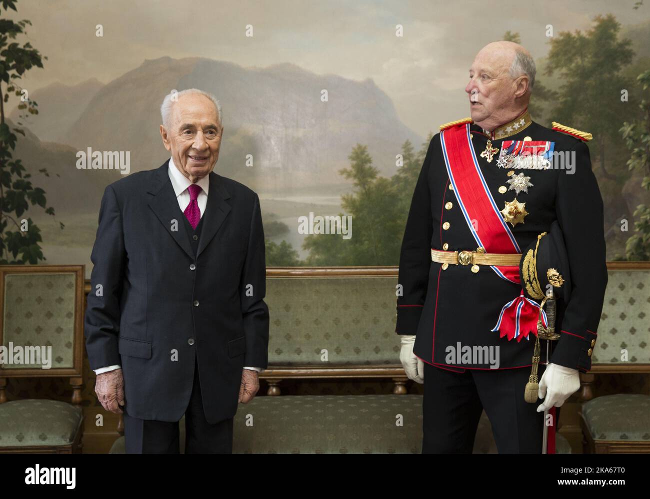 Visita di Stato da Israele: Sua Maestà il re di Norvegia Harald ospita un pranzo ufficiale in onore del presidente Shimon Peres al Palazzo reale di Oslo. Saranno presenti anche le loro altezze reali, il principe ereditario Haakon e la principessa ereditaria mette-Marit e la principessa Astrid, Mrs ferner. Nella foto: Il presidente Shimon Peres e il re Harald. Foto Stock