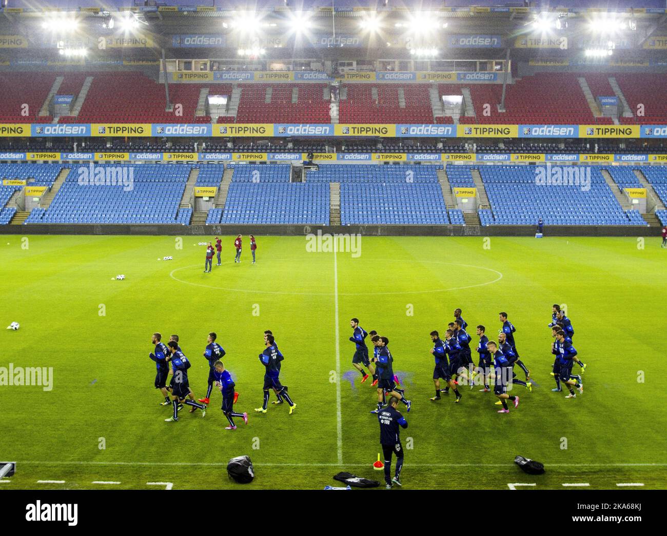 Oslo, Norvegia, 20140908. La nazionale di calcio italiana si scalda prima di allenarsi allo stadio Ullevaal di Oslo lunedì 8 settembre 2014 giocheranno nazione ospite Norvegia in una partita di qualificazione di gruppo H per i Campionati europei nella stessa fase martedì 9 settembre 2014 Foto: Vegard Wivestad Grott / Foto Stock