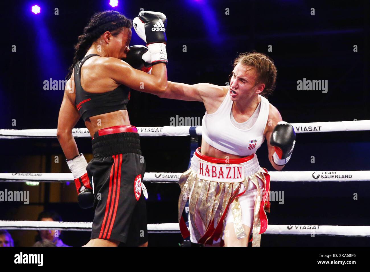 COPENAGHEN, DANIMARCA 20140914. Cecilia Braekhus (32) è stata superiore contro la campionessa IBF Ivana Habazin e ha vinto come prima boxer femminile la sua quarta cintura da campionato del mondo sabato sera. 'First Lady' di Bergen ha dimostrato ancora una volta di essere la migliore pugile femminile. Foto: Heiko Junge/ Foto Stock
