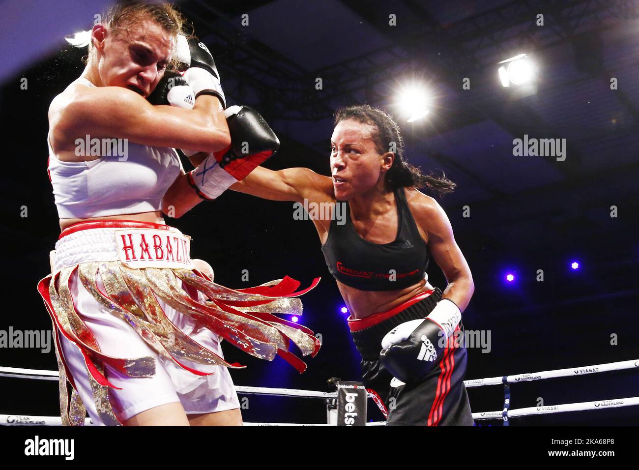 COPENAGHEN, DANIMARCA 20140914. Cecilia Braekhus (32) è stata superiore contro la campionessa IBF Ivana Habazin e ha vinto come prima boxer femminile la sua quarta cintura da campionato del mondo sabato sera. 'First Lady' di Bergen ha dimostrato ancora una volta di essere la migliore pugile femminile. Foto: Heiko Junge/ Foto Stock