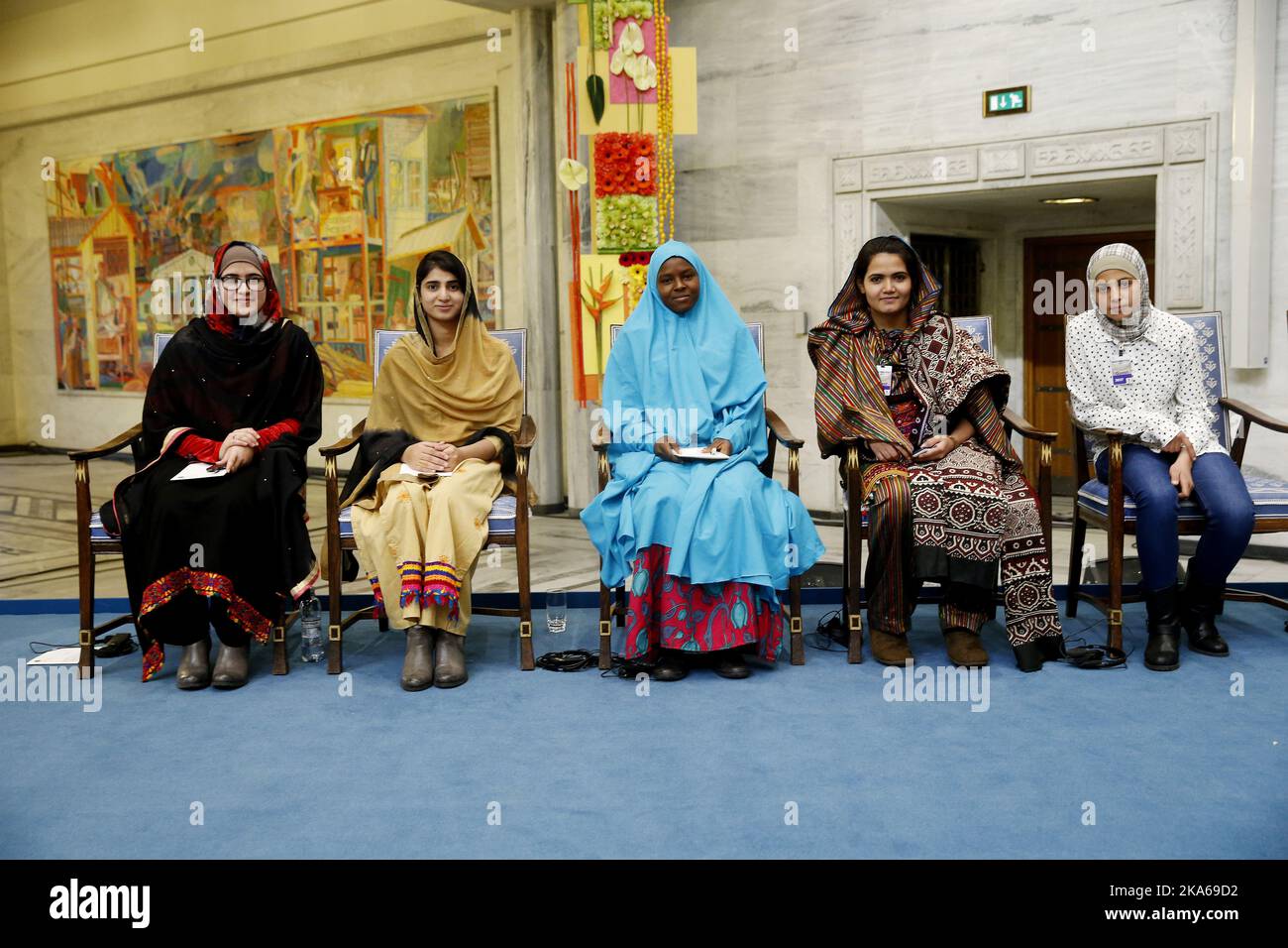 OSLO 20141210. Premio Nobel per la pace 2014. Gli amici di Malala Yousafzai nel municipio di Oslo per la cerimonia della pace. (Da sinistra) Siriano Mezon Almellehan, pakistano Kainate Riaz, nigeriano Amina Yusuf, pakistano Kainate Somroo e pakistano Shazia Ramzan. Malala Yousafzai e Kailash Satyarthi ricevono il Premio Nobel per la pace nel 2014 nel municipio di Oslo. Foto: Cornelius Poppe/ Foto Stock