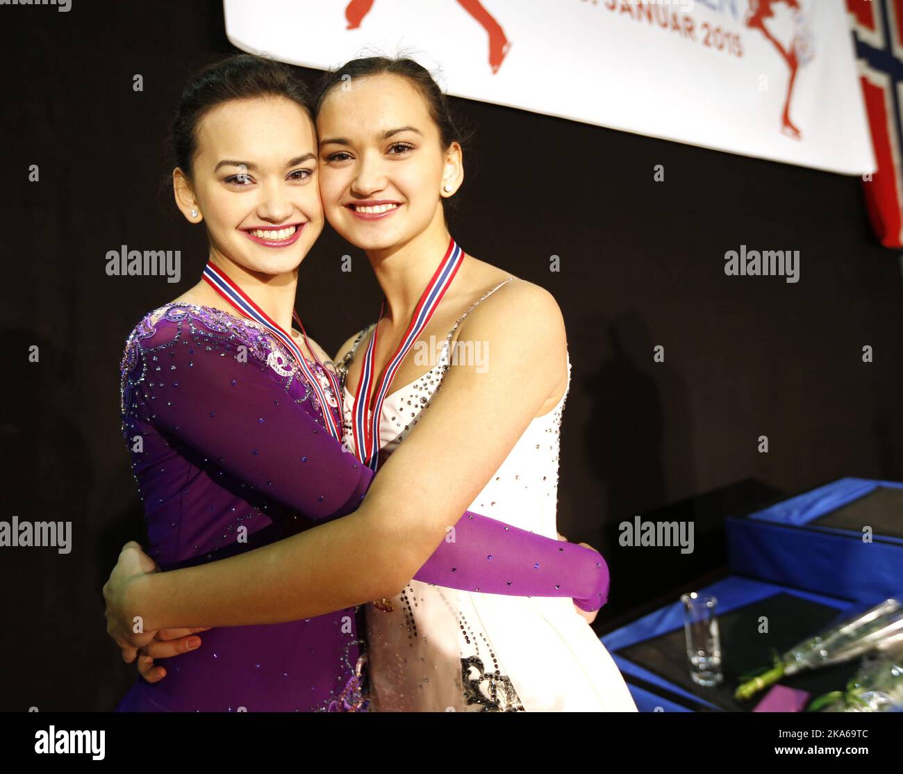 ASKER 20150118. Figure skater Camilla Gjersem (a sinistra) e Anne Line Gjersem dal club di pattinaggio Asker dopo il pattinaggio gratuito per le donne nel campionato norvegese di Askerhallen Domenica. Anne Line Gjersem è venuto prima e sua sorella ha preso il secondo posto. Foto: Lise Aaserud / NTB scanpix Foto Stock