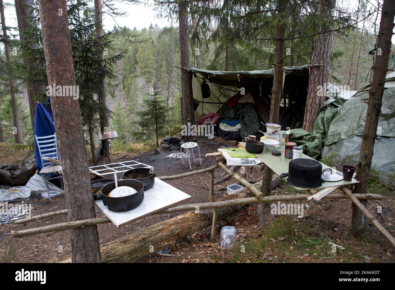 I senzatetto sono accampati nei boschi vicino a Skullerud Cottage a Ostmarka, Skullerud, Marka, Oslomarka, Oslo. Foto: © Espen Bratlie / Sampoto Foto Stock
