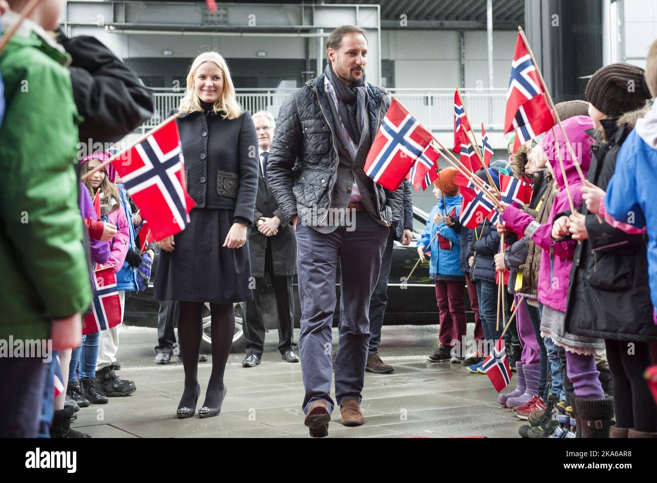 Stavanger, Norvegia 20150303. Per l'ottava volta 'Pøbelprojektet' tiene un seminario a Stavanger. La principessa ereditaria di HRH mette-Marit e il principe ereditario di HRH Haakon sono ricevuti dagli allievi della scuola primaria di Kampen. Sebbene il governo norvegese fornisca ai suoi cittadini opportunità di istruzione convenzionali ben finanziate e una vasta gamma di servizi di assistenza sociale, tali offerte non sono concepite per soddisfare le esigenze di migliaia di giovani che, per un motivo o per l'altro, mancanza di autodisciplina e le abilità sociali necessarie per il successo nel trovare occupazione e/o soddisfare la performance prevista Foto Stock Stavanger, Norvegia 20150303. Per l'ottava volta 'Pøbelprojektet' tiene un seminario a Stavanger. La principessa ereditaria di HRH mette-Marit e il principe ereditario di HRH Haakon sono ricevuti dagli allievi della scuola primaria di Kampen. Sebbene il governo norvegese fornisca ai suoi cittadini opportunità di istruzione convenzionali ben finanziate e una vasta gamma di servizi di assistenza sociale, tali offerte non sono concepite per soddisfare le esigenze di migliaia di giovani che, per un motivo o per l'altro, mancanza di autodisciplina e le abilità sociali necessarie per il successo nel trovare occupazione e/o soddisfare la performance prevista Foto Stock