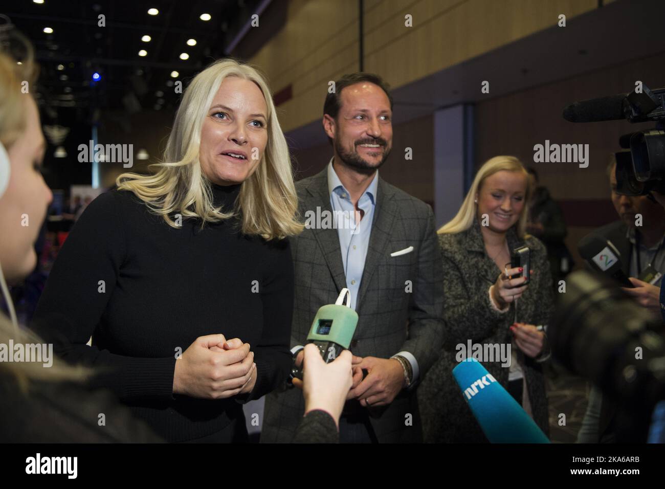 Stavanger, Norvegia 20150303. Per l'ottava volta 'Poebelprojektet' tiene un seminario a Stavanger. HRH Crown Princess mette-Marit e HRH Crown Prince Haakon all'interno del Clarion Hotel Energy. Sebbene il governo norvegese fornisca ai suoi cittadini opportunità di istruzione convenzionali ben finanziate e una vasta gamma di servizi di assistenza sociale, tali offerte non sono concepite per soddisfare le esigenze di migliaia di giovani che, per un motivo o per l'altro, mancanza di autodisciplina e competenze sociali necessarie per il successo nel trovare un impiego e/o soddisfare gli standard di prestazione previsti. 'Poeb Foto Stock Stavanger, Norvegia 20150303. Per l'ottava volta 'Poebelprojektet' tiene un seminario a Stavanger. HRH Crown Princess mette-Marit e HRH Crown Prince Haakon all'interno del Clarion Hotel Energy. Sebbene il governo norvegese fornisca ai suoi cittadini opportunità di istruzione convenzionali ben finanziate e una vasta gamma di servizi di assistenza sociale, tali offerte non sono concepite per soddisfare le esigenze di migliaia di giovani che, per un motivo o per l'altro, mancanza di autodisciplina e competenze sociali necessarie per il successo nel trovare un impiego e/o soddisfare gli standard di prestazione previsti. 'Poeb Foto Stock