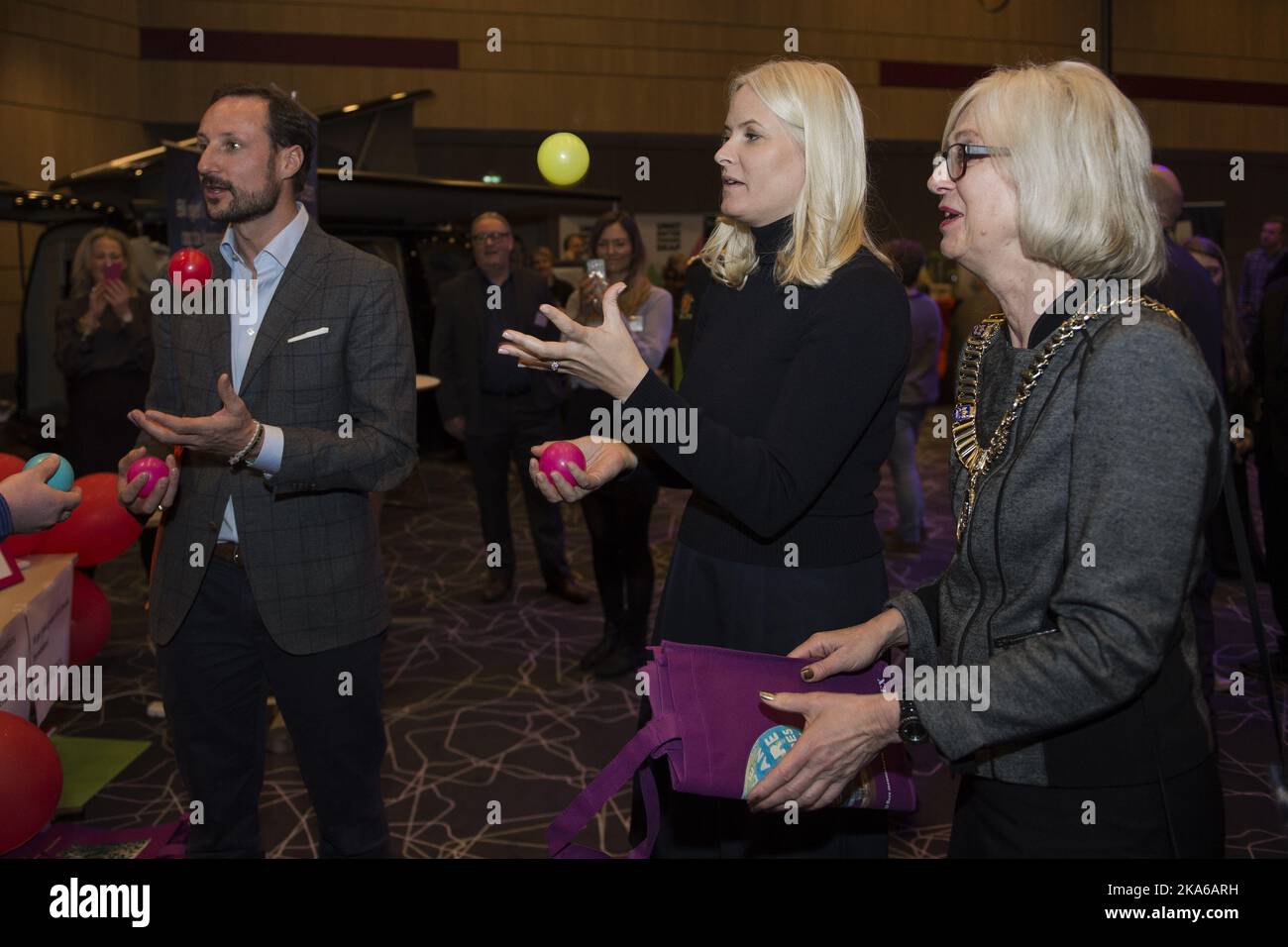 Stavanger, Norvegia 20150303. Per l'ottava volta 'Poebelprojektet' tiene un seminario a Stavanger. All'interno del Clarion Hotel Energy sono presenti palline da giocoliere, la Principessa Corona di HRH mette-Marit e il Principe Corona di HRH Haakon. Sebbene il governo norvegese fornisca ai suoi cittadini opportunità di istruzione convenzionali ben finanziate e una vasta gamma di servizi di assistenza sociale, tali offerte non sono concepite per soddisfare le esigenze di migliaia di giovani che, per un motivo o per l'altro, mancanza di autodisciplina e le abilità sociali necessarie per il successo nel trovare un impiego e/o soddisfare il performan previsto Foto Stock Stavanger, Norvegia 20150303. Per l'ottava volta 'Poebelprojektet' tiene un seminario a Stavanger. All'interno del Clarion Hotel Energy sono presenti palline da giocoliere, la Principessa Corona di HRH mette-Marit e il Principe Corona di HRH Haakon. Sebbene il governo norvegese fornisca ai suoi cittadini opportunità di istruzione convenzionali ben finanziate e una vasta gamma di servizi di assistenza sociale, tali offerte non sono concepite per soddisfare le esigenze di migliaia di giovani che, per un motivo o per l'altro, mancanza di autodisciplina e le abilità sociali necessarie per il successo nel trovare un impiego e/o soddisfare il performan previsto Foto Stock