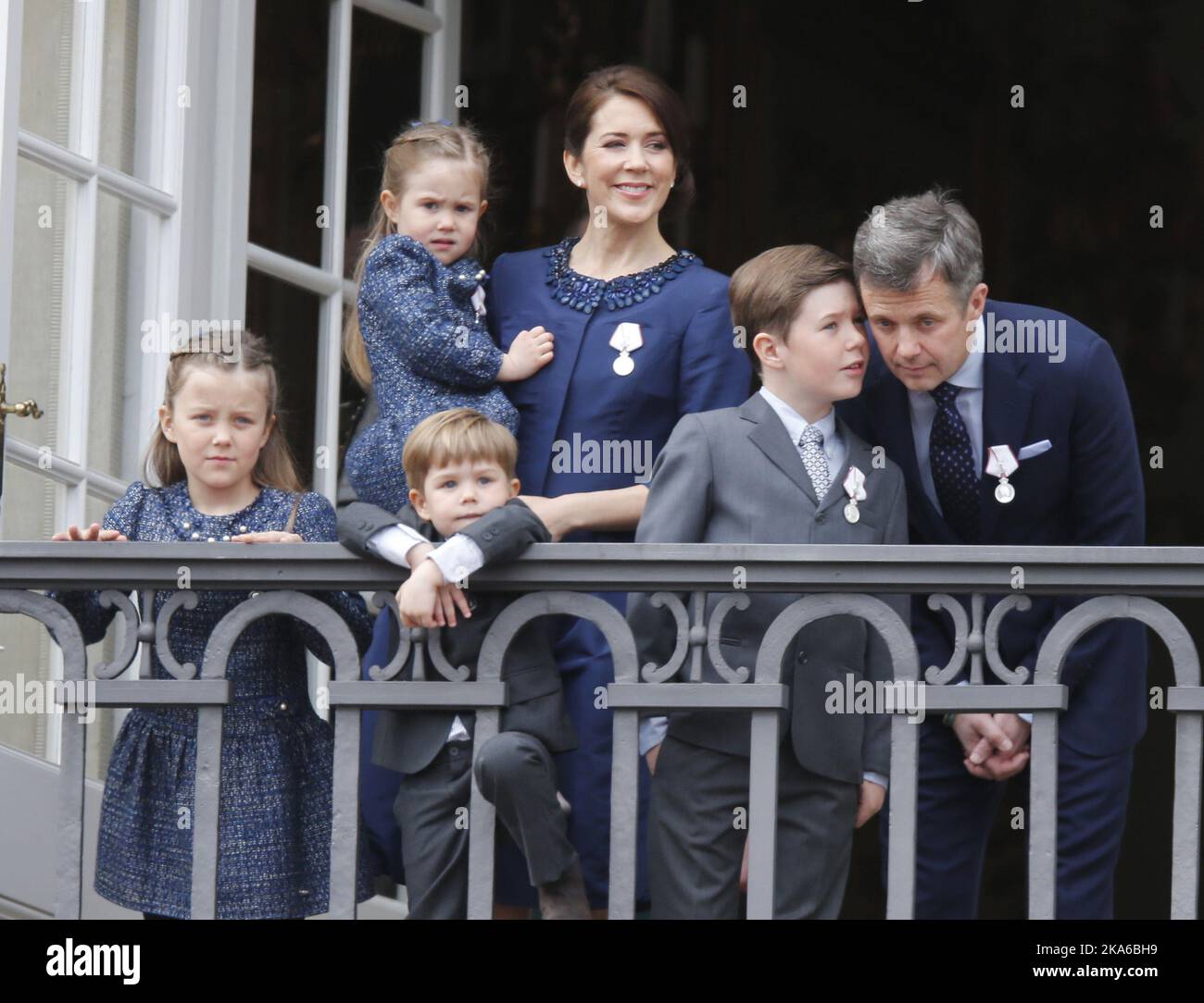 COPENAGHEN, DANIMARCA 20150416. Principessa Josephine, Principe Vincenzo, Principessa Isabella, Principe Cristiano, Corona Maria, Il principe ereditario Frederik balkongen. Il castello di Amalienborg a Copenaghen celebra il 75th° compleanno della regina Margrethe il giovedì. Ospiti reali e pubblico presente. Foto: Lise Aaserud / NTB scanpix Foto Stock