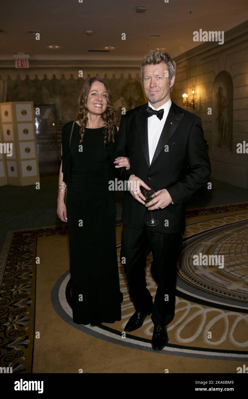 New York, Stati Uniti 20150417. Cerimonia e cena di gala al Pierre Hotel di New York, dove la American-Scandinavian Foundation premia la medaglia d'oro a HM Queen Sonja.Here musicista e artista Magne Furuholmen e sua moglie Heidi Rydjord. Foto: Pontus Hook / NTB scanpix Foto Stock