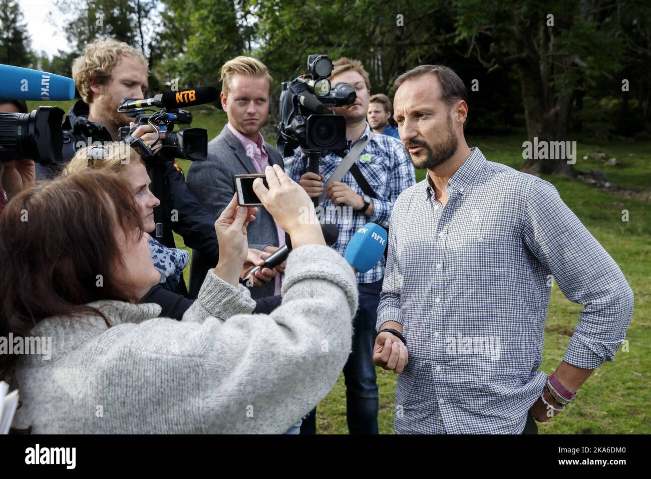 Asker, Norvegia 20150907. Crown Prince Haakon e Princess Ingrid Alexandra in tour con Asker 1 e 1. Gruppi scout Skaugum. Il principe ereditario Haakon ha risposto alle domande della stampa circa il viaggio di yacht di lusso che costò $2 milioni alla settimana. Foto: Cornelius Poppe / NTB scanpix Foto Stock