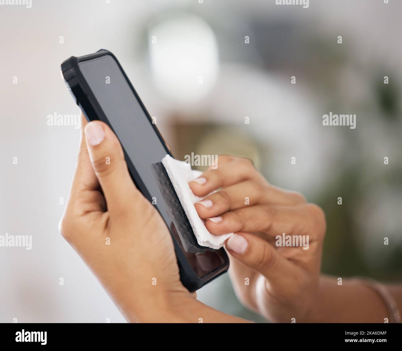 Fazzolettino, schermo e mani di una persona con un telefono per la pulizia, la sicurezza e la libertà da virus. Pulire, cocvido e lavoratore con un panno per disinfettare Foto Stock