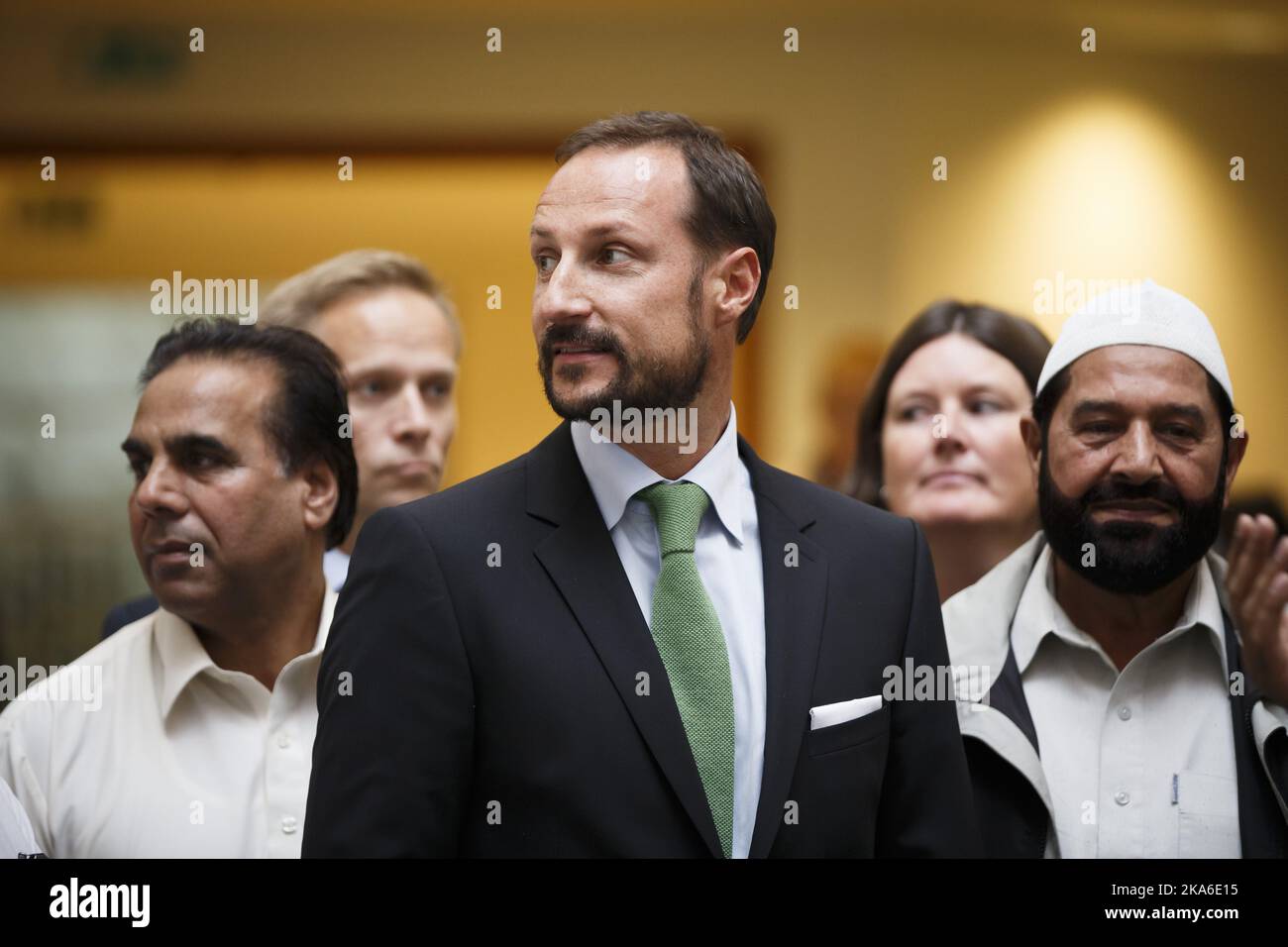 OSLO, Norvegia 20150918. Il principe ereditario Haakon visita le moschee Central Jamaat-e Ahl-e Sunnat a Groenland a Oslo Venerdì. In quell'occasione apre al principe ereditario una conferenza per giovani capi religiosi ed etici. E 'Samarbeidsraadet for tros- og livssssssamfunn' che sta organizzando la conferenza. Il pensiero di cospirazione, la formazione alla leadership e la prevenzione dell'estremismo violento sono tra i temi. Foto: Heiko Junge / NTB scanpix Foto Stock