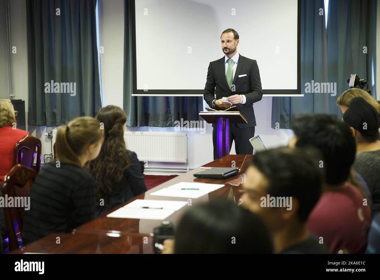 OSLO, Norvegia 20150918. Il principe ereditario Haakon visita le moschee Central Jamaat-e Ahl-e Sunnat a Groenland a Oslo Venerdì. In quell'occasione apre al principe ereditario una conferenza per giovani capi religiosi ed etici. E 'Samarbeidsraadet for tros- og livssssssamfunn' che sta organizzando la conferenza. Il pensiero di cospirazione, la formazione alla leadership e la prevenzione dell'estremismo violento sono tra i temi. Foto: Heiko Junge / NTB scanpix Foto Stock