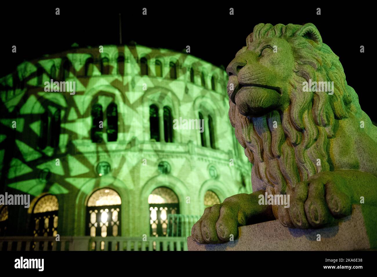 Oslo, Norvegia 20150924. L'edificio del parlamento si è illuminato con il messaggio "Light the Way”, che è la campagna globale per gli obiettivi di sostenibilità delle Nazioni Unite. Foto: Jon Olav Nesvold / NTB scanpix Foto Stock