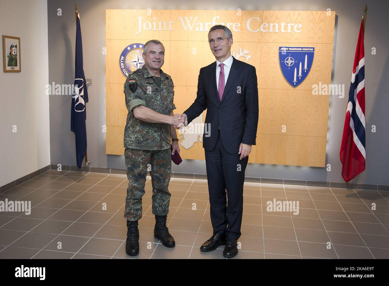 Stavanger 20151012. Incontro NATO Stavanger 2015: Il Segretario Generale della NATO, Jens Stoltenberg, è ricevuto dal maggiore Generale Reinhard Wolski all'arrivo nella base NATO di Stavanger. Foto: Carina Johansen / NTB scanpix Foto Stock